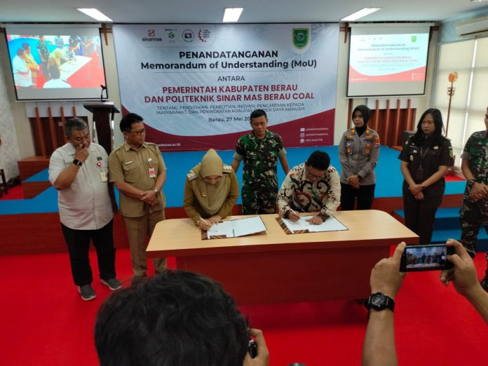 Penandatangan Naskah Kerja Sama Nota Kesepahaman (MoU) antara Pemerintah Kabupaten Berau dan Politeknik Sinar Mas Berau Coal, Senin (27/05/2024).