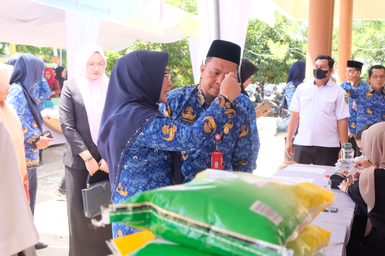 Bupati Berau Sri Juniarsih Mas bersama Kepala Dinas Pangan Berau, Rakhmadi Pasarakan.