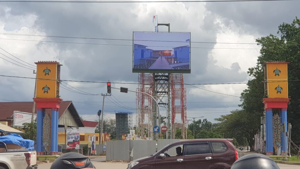 Gapura selamat datang dan pemasangan videotron di simpang empat Jalan Gatot Subroto atau KM5 Tanjung Redeb.