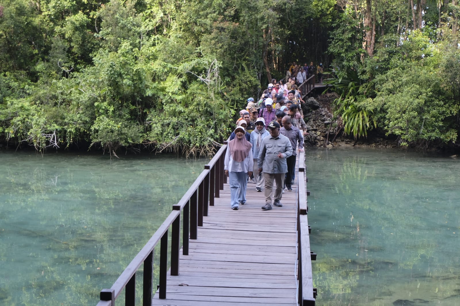 Bupati Berau Sri Juniarsih Mas beserta rombongan saat mengunjungi pintu masuk baru danau ubur-ubur Pulau Kakaban.