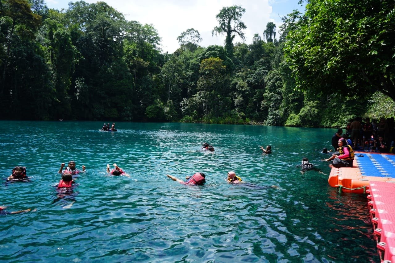 Pengunjung wisata di Labuan Cermin, Biduk-biduk sedang asyik berenang.