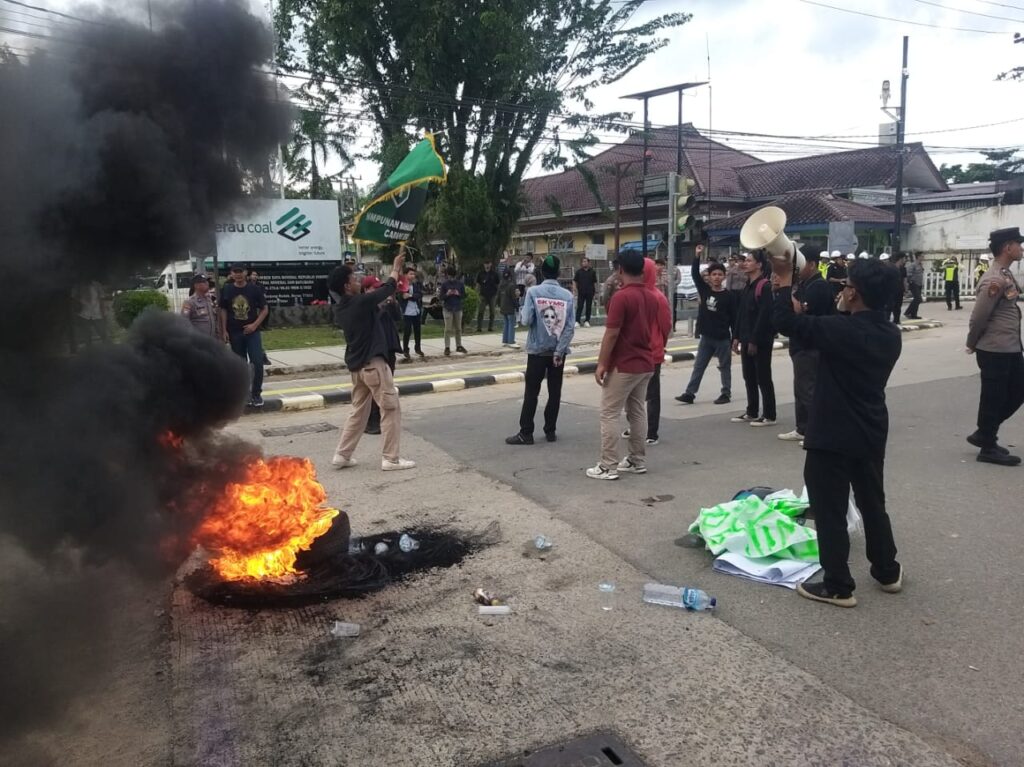 Sejumlah anggota HMI Berau menggelar aksi di Head Office Berau Coal dengan membakar ban sebagai ekspresi kekecewaan terhadap perusahaan yang tidak menjalankan tanggung jawab sosial dan lingkungan. (Arjuna/Kata Times)