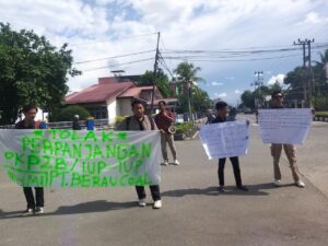 Himpunan Mahasiswa Islam (HMI) Berau menggelar demonstrasi di Head Office Berau Coal, Rabu (12/02/2025).