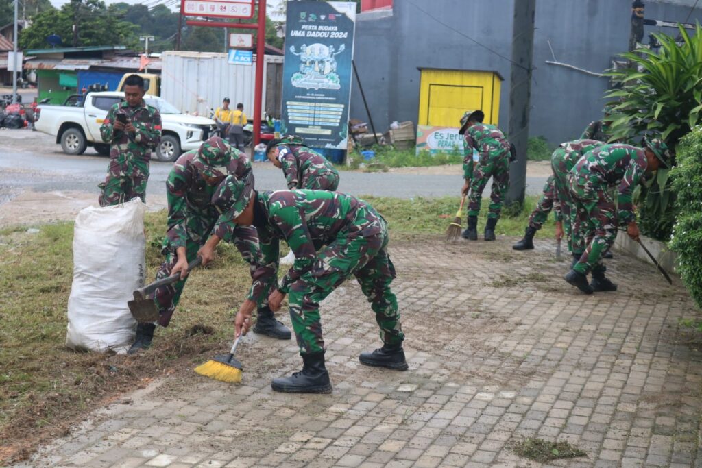 Prajurit bersama masyarakat menggelar bakti sosial di Kampung Labanan Makmur dalam rangka HUT ke-16 Yonarmed 18/Buritkang.