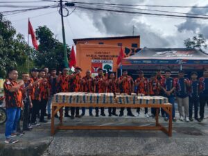 Ketua MPC Pemuda Pancasila Berau, Desy Fitriansyah bersama anggota berbagi takjil di Jalab Ramania, Jumat (21/3/2025).