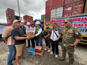 PT PMB dan PT PASN, Nugrahi Mawan, menyalurkan ribuan paket sembako untuk masyarakat terdampak banjir di Kampung Bena Baru dan sekitarnya.