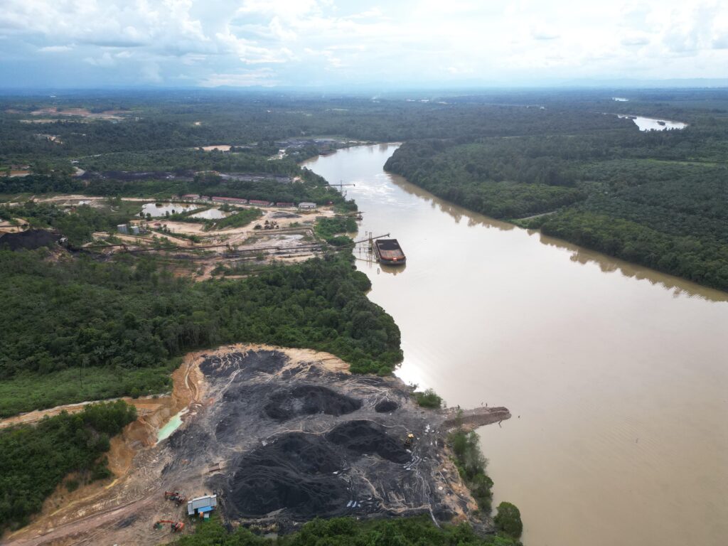 Dua lokasi bongkar muat batu bara diduga bersumber dari penambangan ilegal di area Sungai Segah yang dikoordinis pria berinisial Rf.