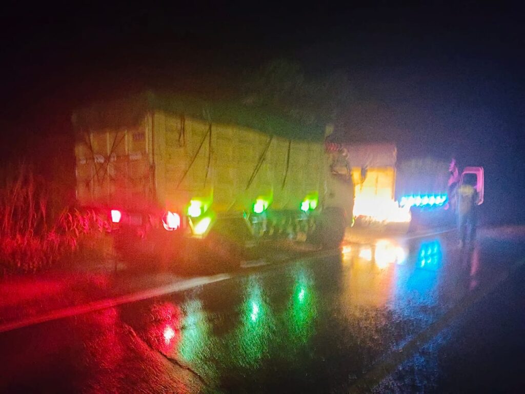 Aktivitas mobilitas angkutan batu bara ilegal kembali masih di jalan poros Labanan-Teluk Bayur. Terlihat dua truk diduga mengangkut emas hitam di kawasan labanan, Kecamatan Teluk Bayur. (David/Kata Times).