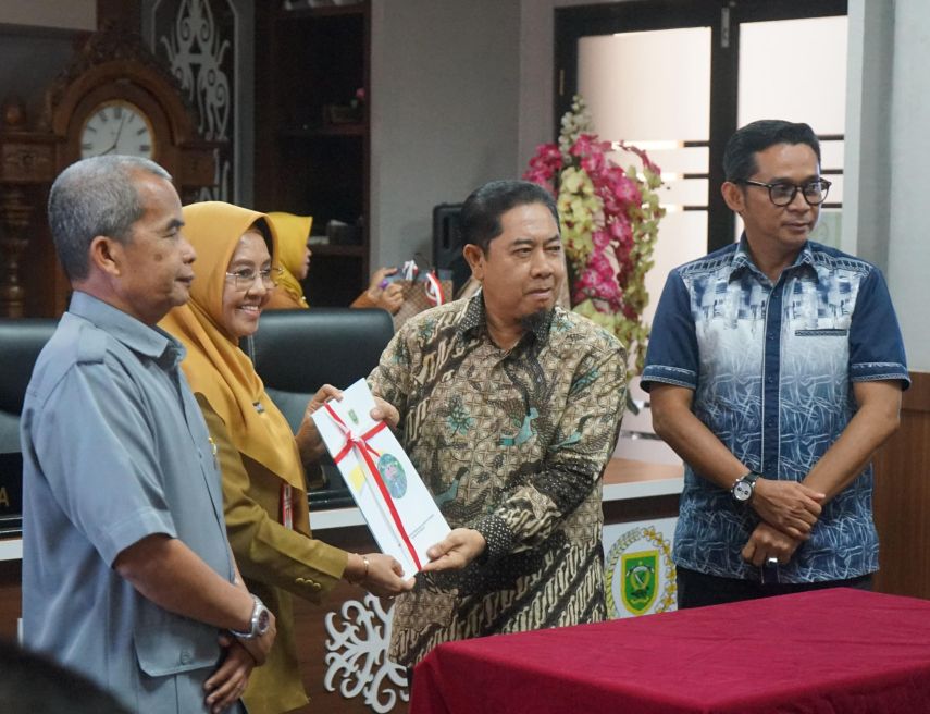 Sekretariat DPRD Berau resmi melakukan serah terima jabatan (Sertijab) Sekretaris Dewan (Sekwan) dari Abdurrahman kepada Maulidiyah pada Selasa (4/3/2025).