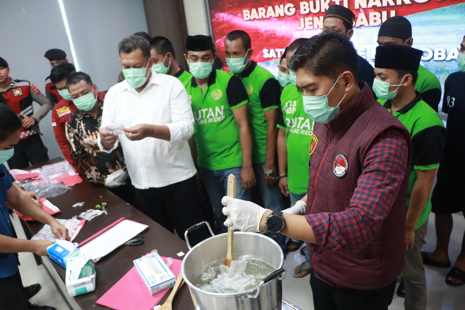 Satresnarkoba Polres Berau menunjukkan komitmennya memberantas peredaran narkotika dengan memusnahkan barang bukti sabu seberat 1,5 kilogram lebih, Kamis (17/4/2025).
