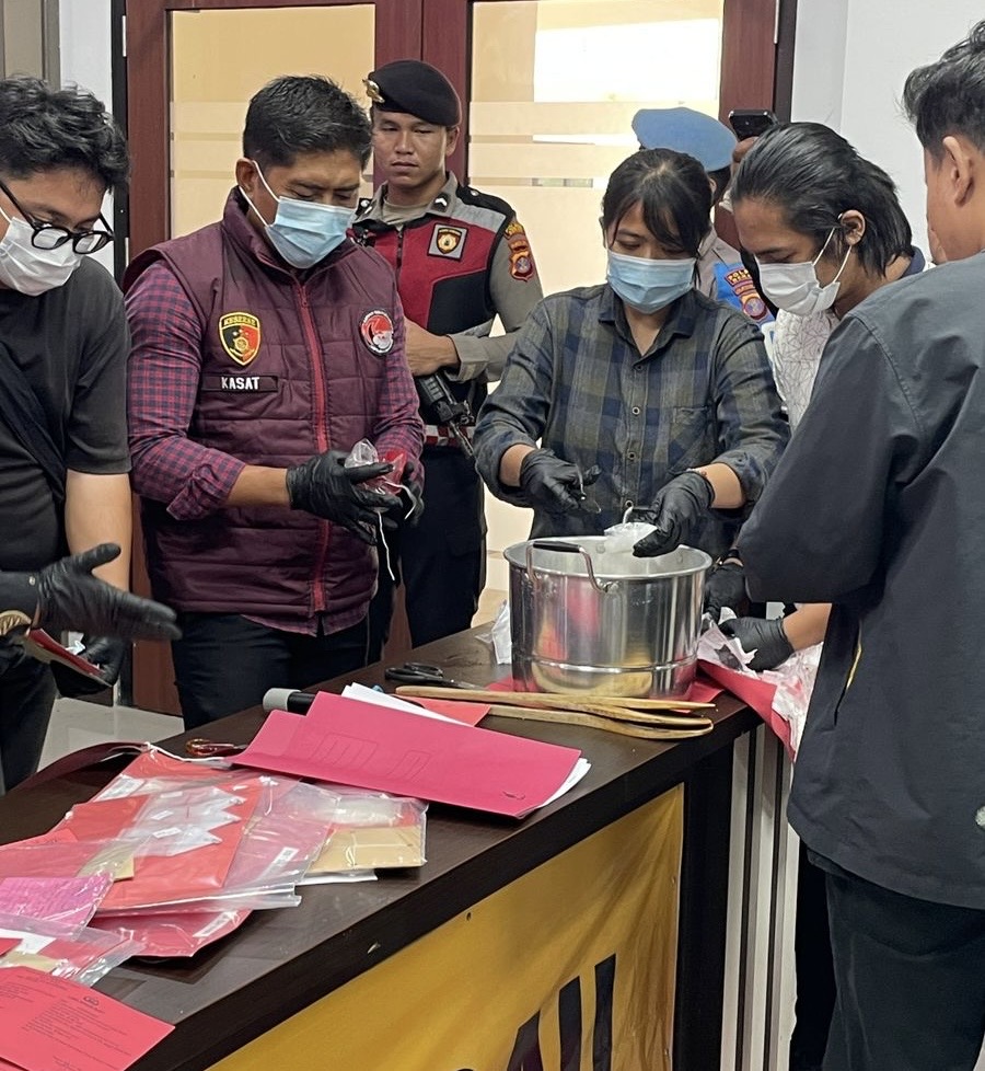 Satreskoba Polres Berau memusnakan barang bukti narkotika dari pengungkapan 12 kasus narkoba medio Maret hingga Mei 2025, Kamis (10/07/2025).