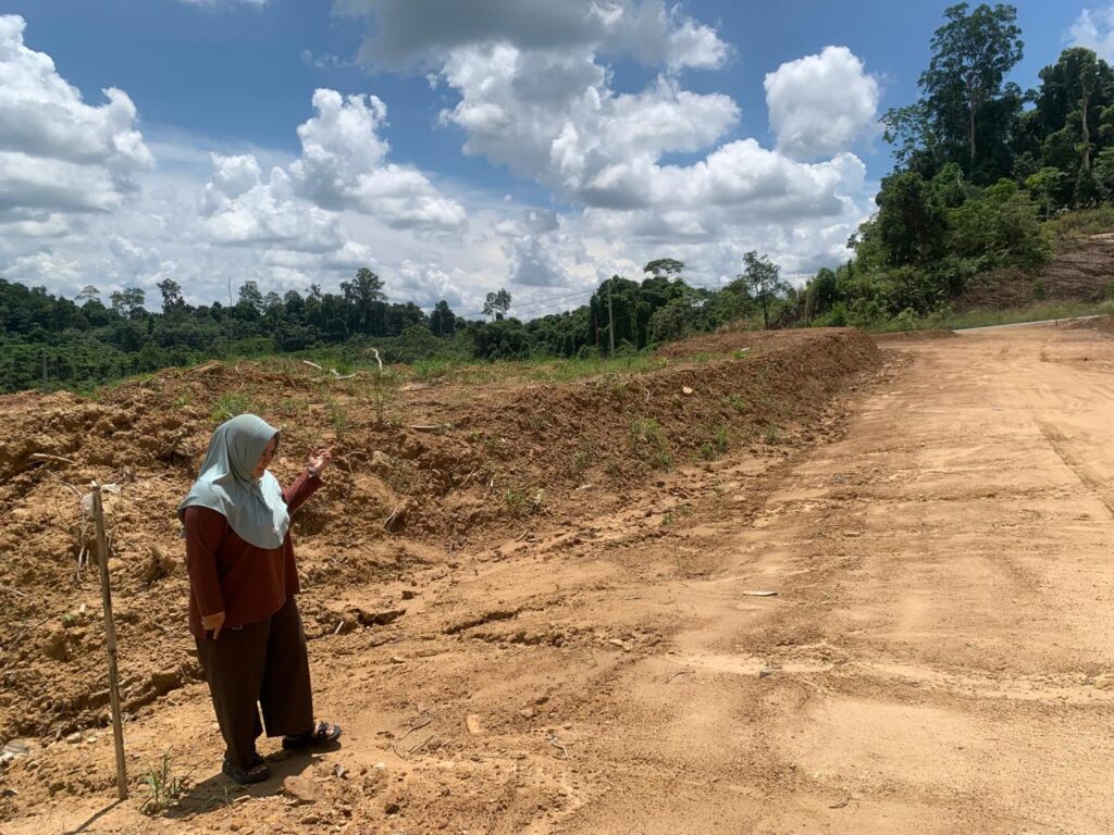 Warga Kampung Sembakungan, Nuryati saat menunjukkan batas tanah miliknya yang telah diterbitkan SKPT oleh Camat Gunung Tabur Lutfi Hidayat. (Arjuna/Kata Times)