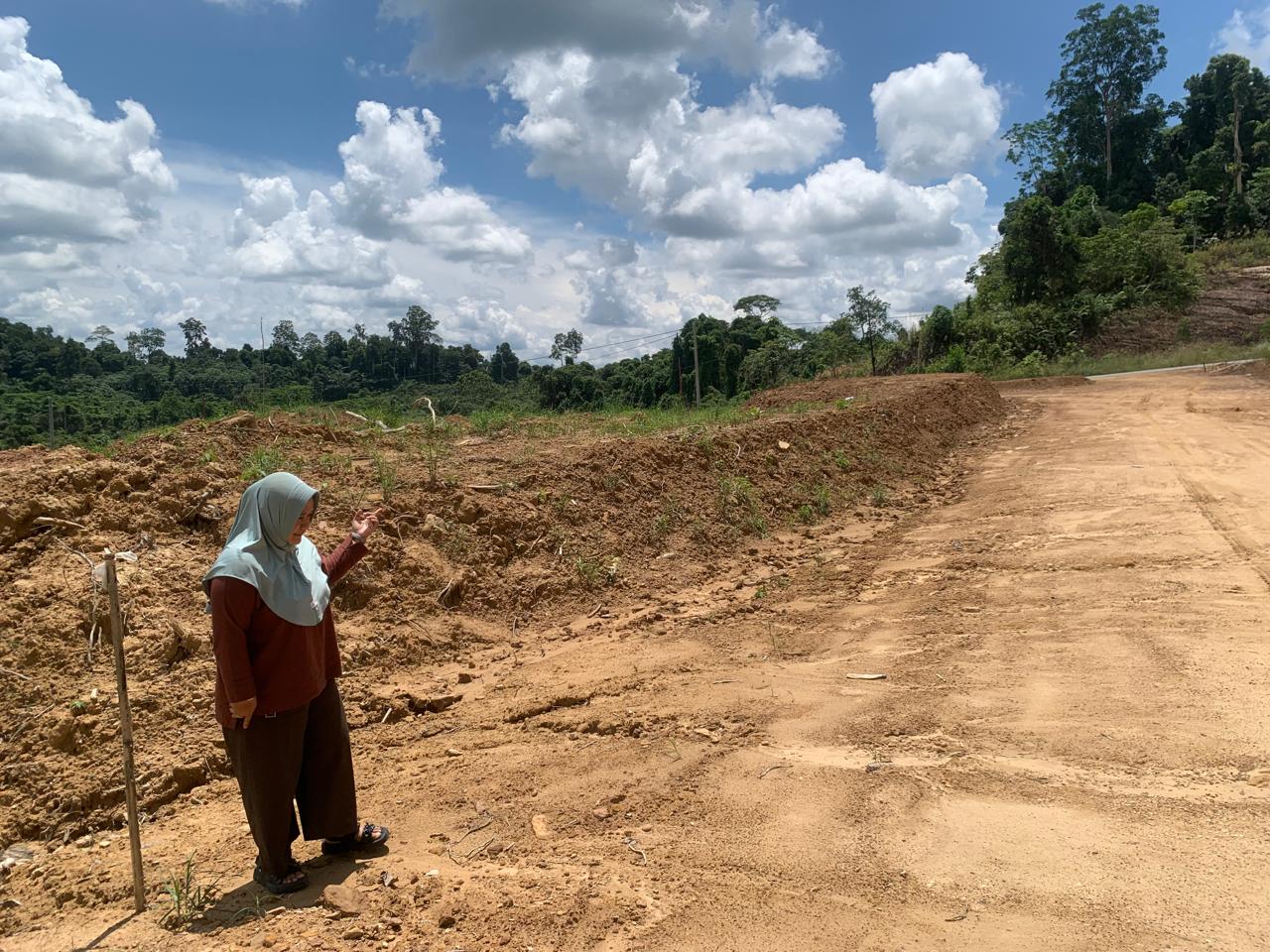 Warga Kampung Sembakungan, Nuryati saat menunjukkan batas tanah miliknya yang telah diterbitkan SKPT oleh Camat Gunung Tabur Lutfi Hidayat. (Arjuna/Kata Times)