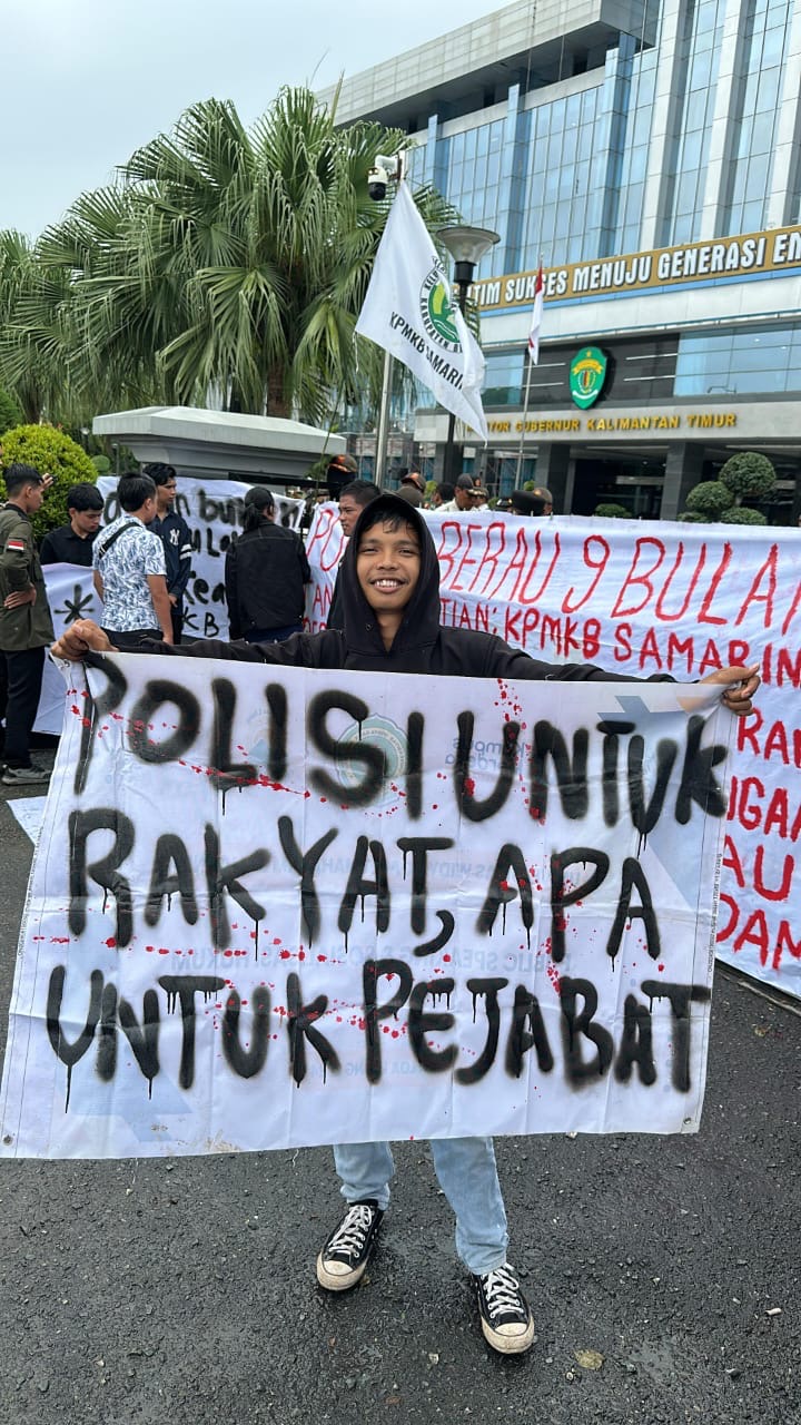 KPMKB Samarinda menggelar seruan aksi mendesak kepastian hukum kasus dugaan pemalsuan tanda tangan yang mencatut bupati Berau dalam SK Nomor 705 tentang penyesuaian tarif air bersih di Perumda Batiwakkal di Kantor Gubernur Kaltim.