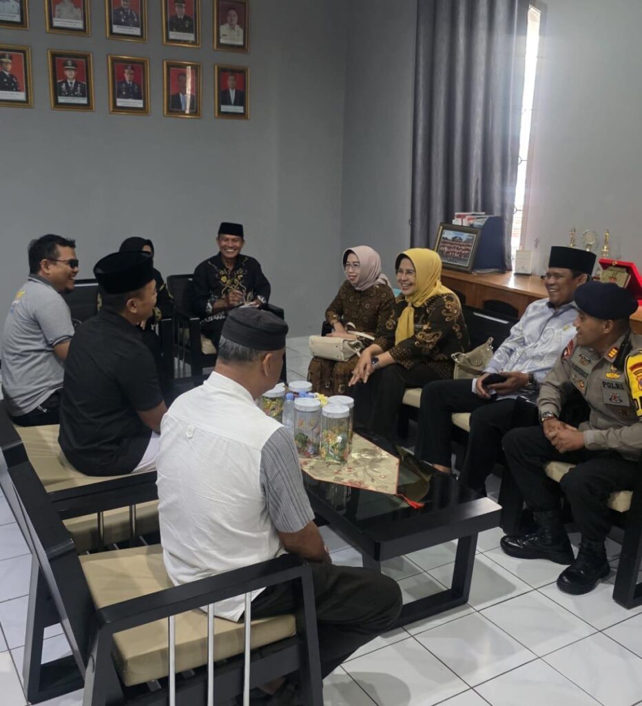 Anggota DPRD Kalimantan Timur, Syarifatul Sya’diah bersama anggota Fraksi Golkar DPRD Berau mengunjungi dan berbagi takjil untuk WBP Rutan Kelas IIB Tanjung Redeb.